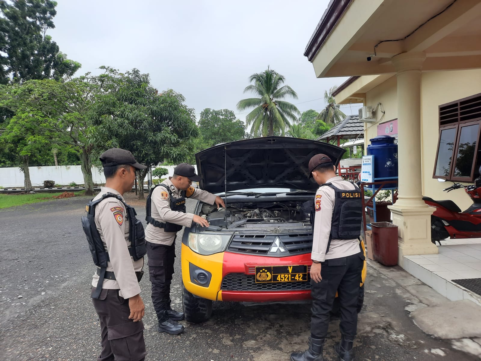 Rutin Lakukan Pengecekan Kendaraan Dinas Patroli 