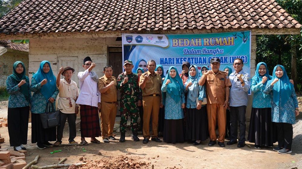 HKG Ke 53, TP PKK OKU Timur Serahkan Bantuan Program Bedah Rumah