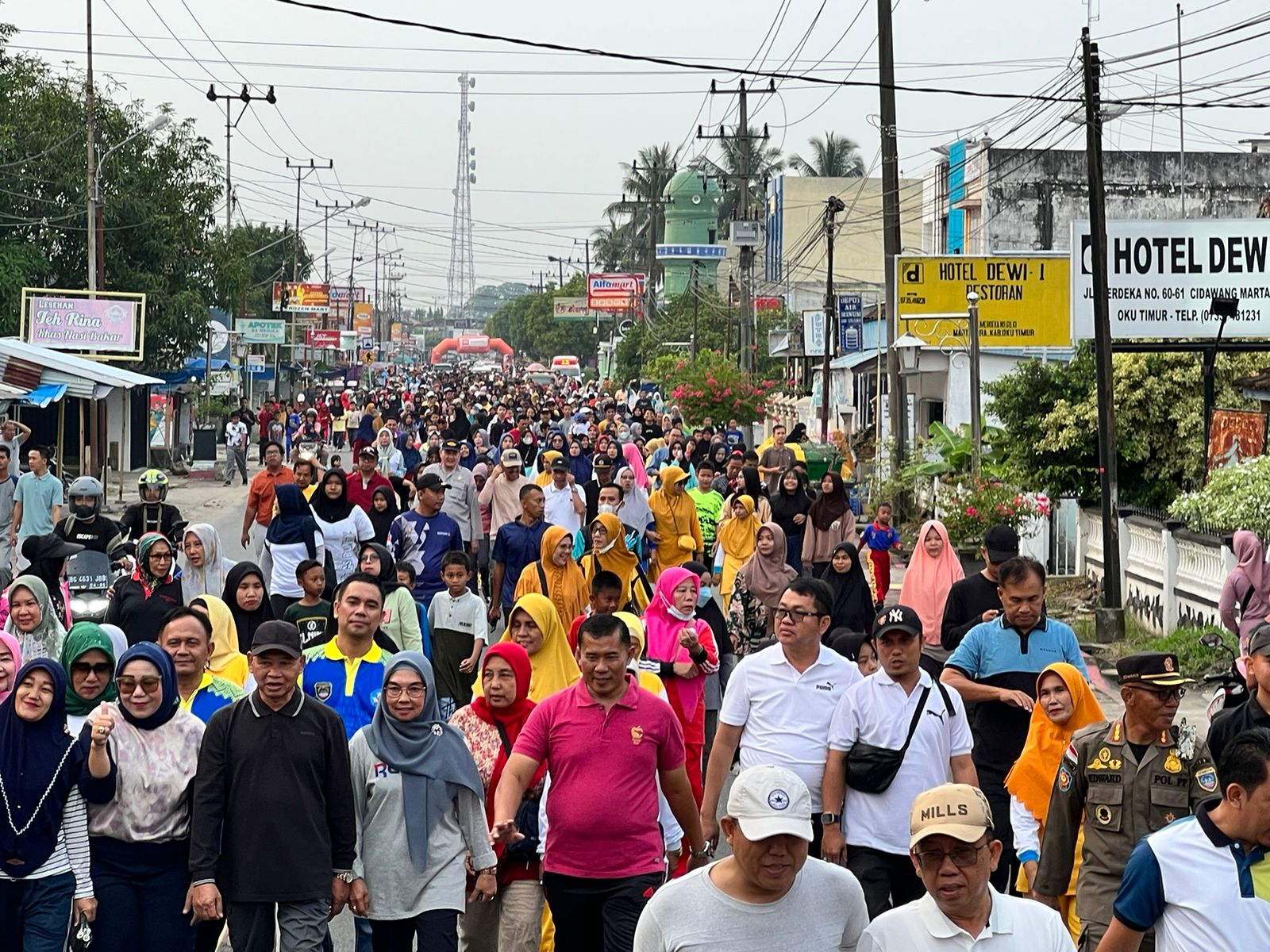 Jalan Santai Berhadiah Utama Umroh Gratis Diikuti Ribuan Peserta, Jalan Merdeka Penuh Sesak