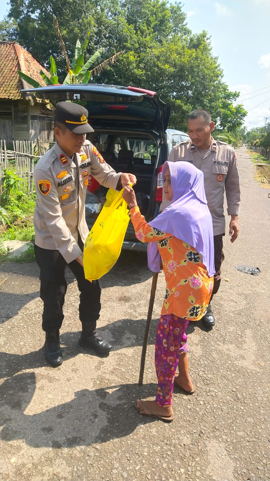 Kapolsek Muara Kuang Distribusikan Bansos Untu Warga