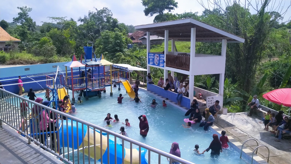 Suasana Lebaran, Pengunjung Masih Padati: Wisata Air Lestari Swimming Pool  Martapura OKU Timur 