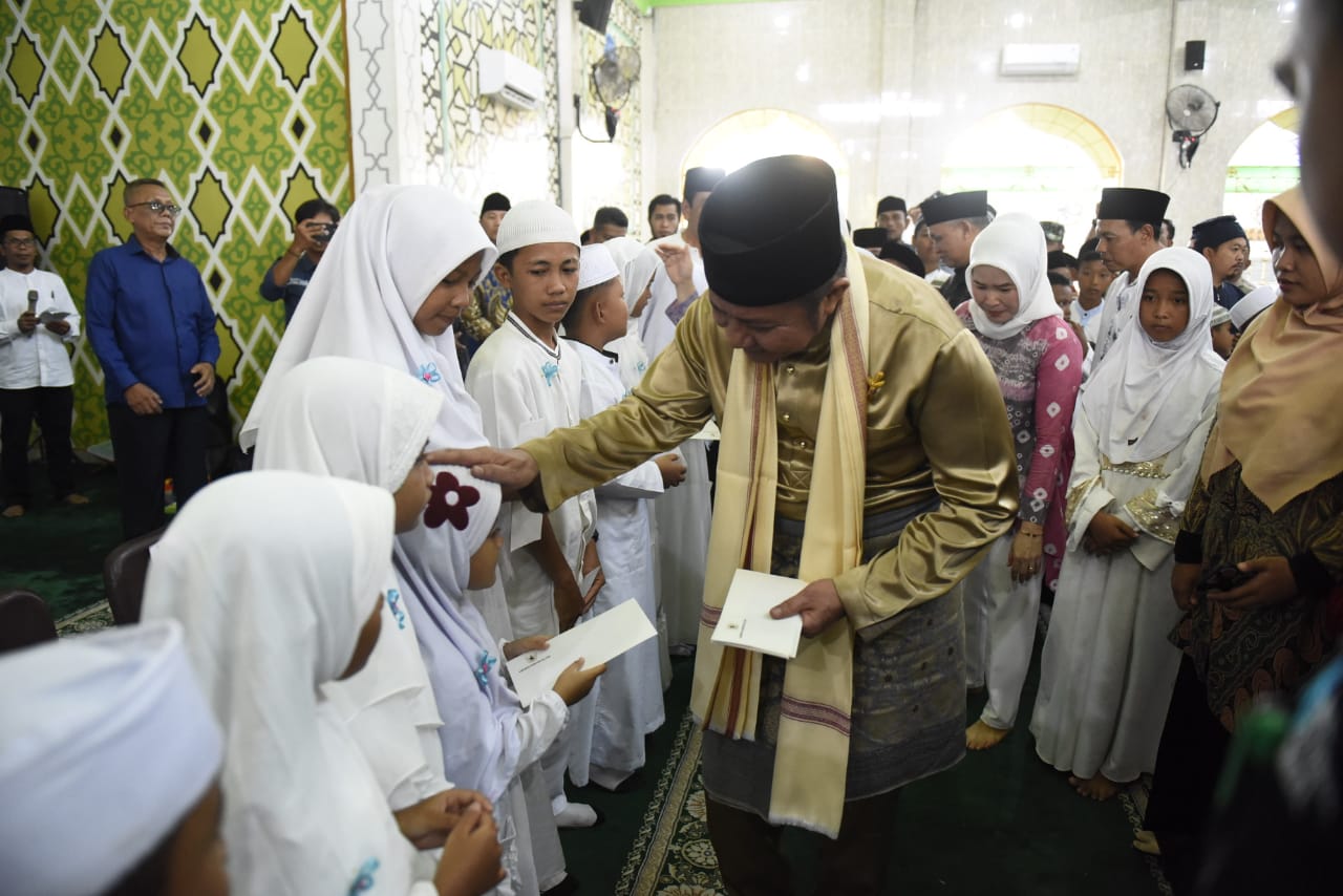 Masjid Jami Babussalam Gelumbang, Herman Deru Santuni Anak Yatim  Sekaligus Serahkan  Mobil Ambulance