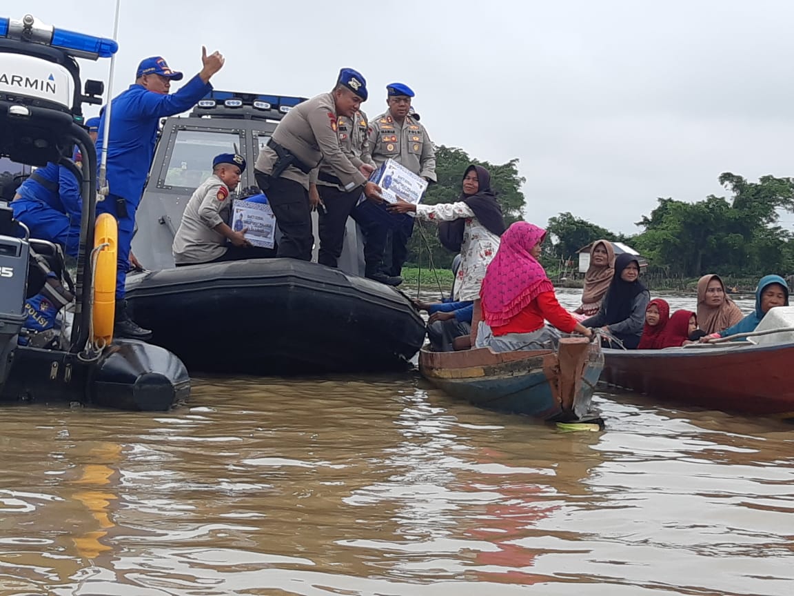 Ditpolairud Polda Sumsel Bagikan Sembako Untuk Nelayan Sungai Musi