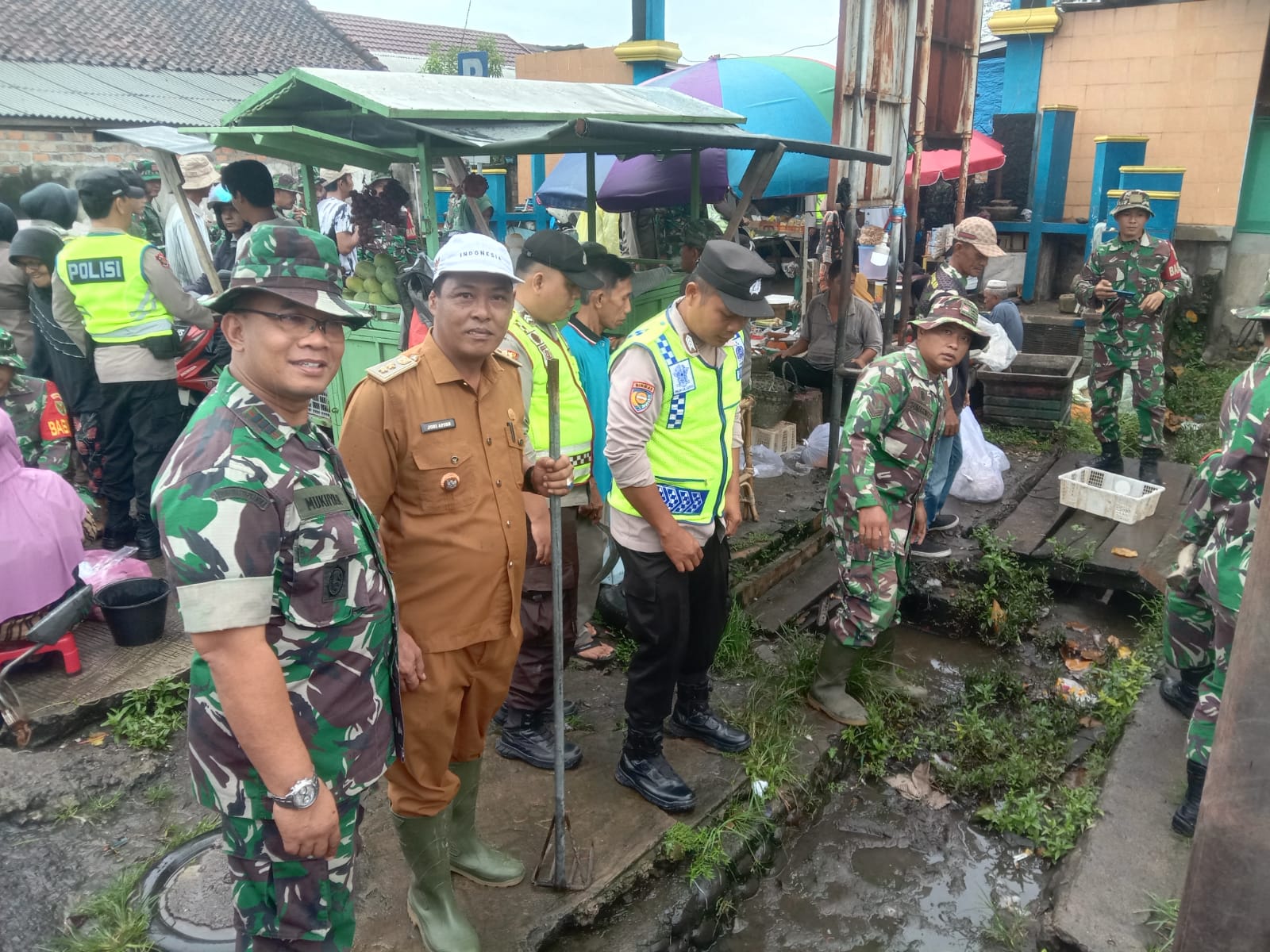 Karya Bakti, Koramil Martapura Gotong Royong Bersama Kelurahan Pasar Bersihkan Saluran Air