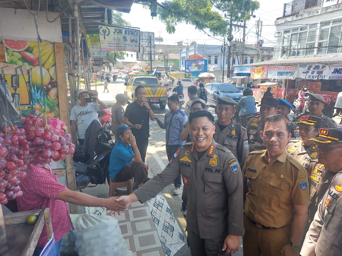 Kembalikan Fungsi Trotoar, Sat Pol PP Tertibkan Pedagang Kaki Lima di Gumawang