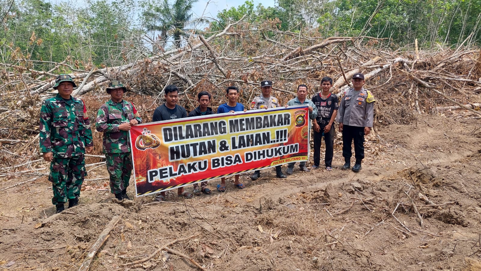 Bhabinkamtibmas Bersama Babinsa Ingatkan Warga Tentang Bahaya Karhutla 