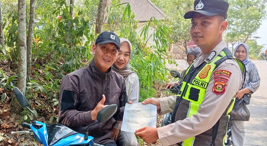 Tekan Polusi Asap, Personel Polsek Buay Madang Timur Gencarkan Sosialisasi Larangan Membakar Lahan
