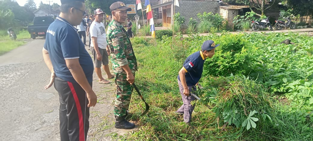 Bersama Warga Koramil Semendawai Suku III Bersihkan Parit