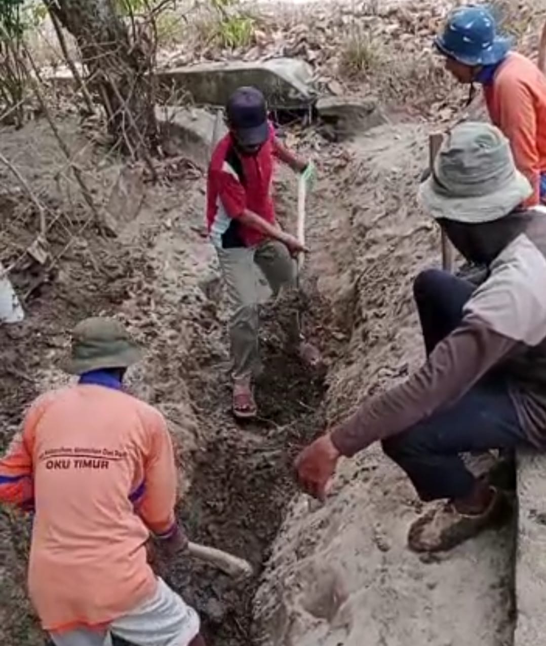 Usai Dilihat Bupati, DLH OKUT Respon Cepat Saluran Drainase Tersumbat, Langsung Diperbaiki