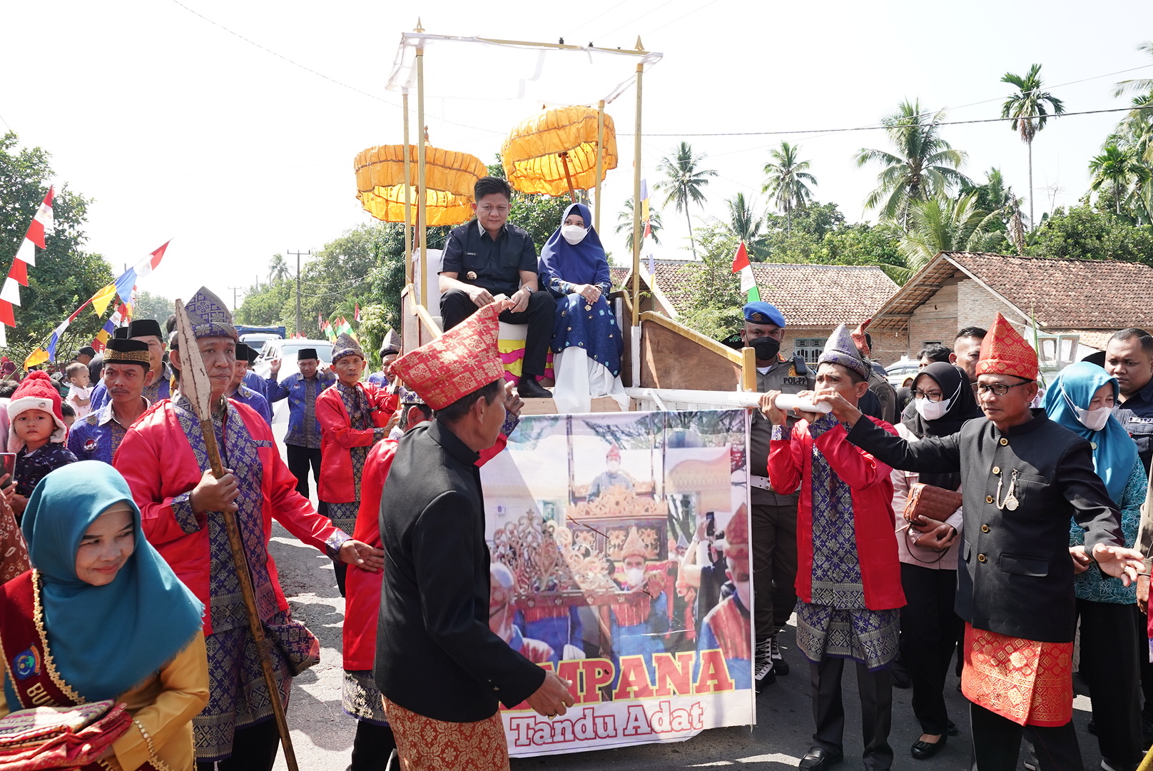 Bupati OKU Timur dan Istri Diarak Warga Kecamatan Bunga Mayang