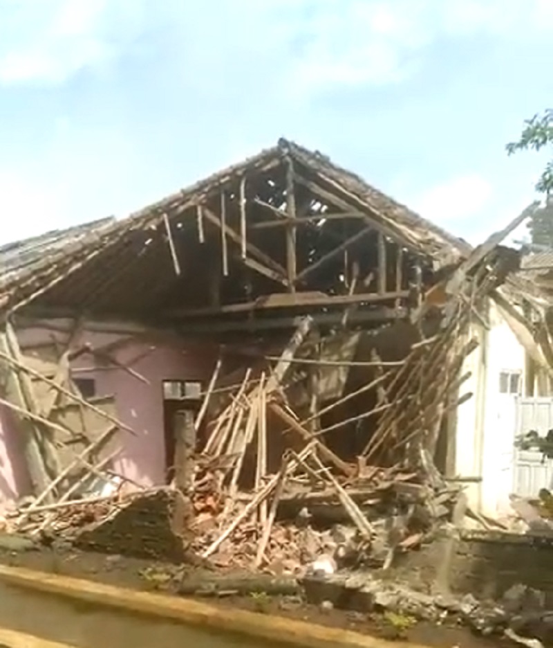 4 Rumah Ambruk Akibat Guncangan Gempa Cianjur dengan Kekuatan 5,6 Magnitudo