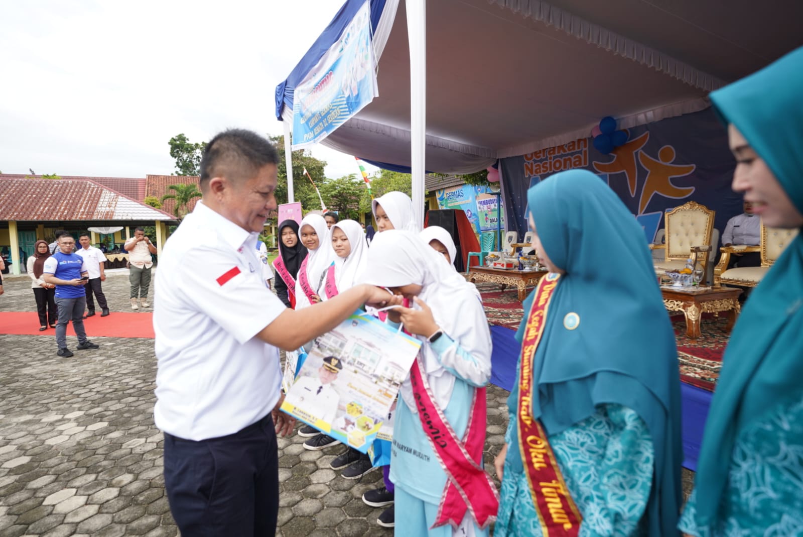 Cegah Anemia, Bupati Bagikan Tablet Tambah Darah