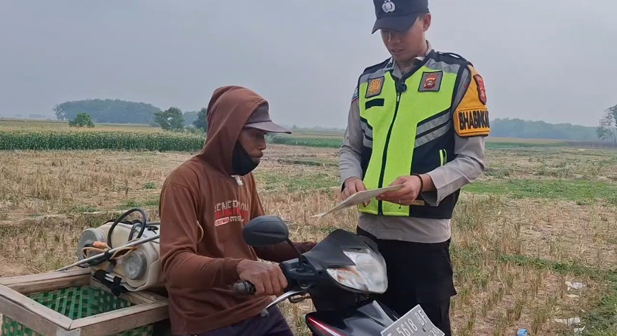 Gencarkan Pencegahan Karhutla, Polsek Belitang II Sosialisasi Maklumat Kapolda Sumsel ke Warga