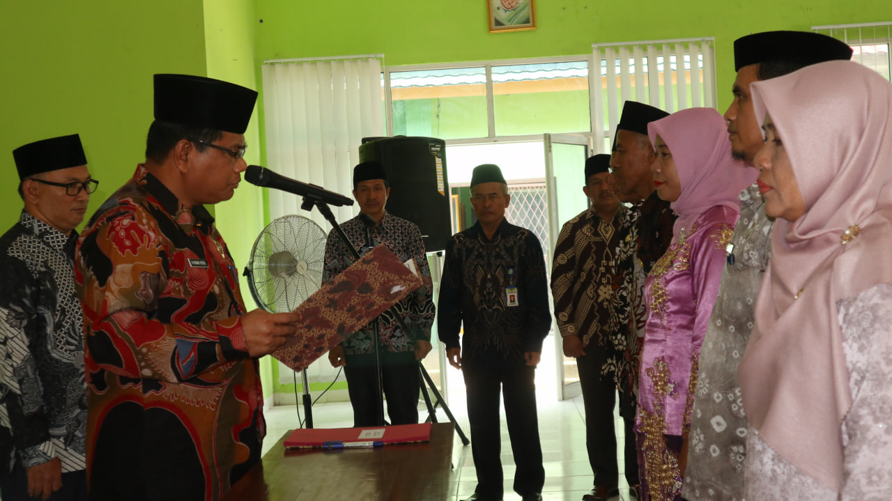 KakanKemenag OKU Timur Ishak Putih Lantik Tiga Kamad Dan Dua Kaur TU