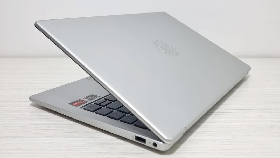 HP 14-EM0015AU: Pilihan Terbaik Laptop Cocok untuk Aktivitas Menengah Seperti Kantoran dan Sekolah