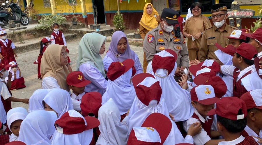 Cegah Bullying dan Dampak Polusi, Polsek Buay Madang Timur Bagikan Masker di Sekolah