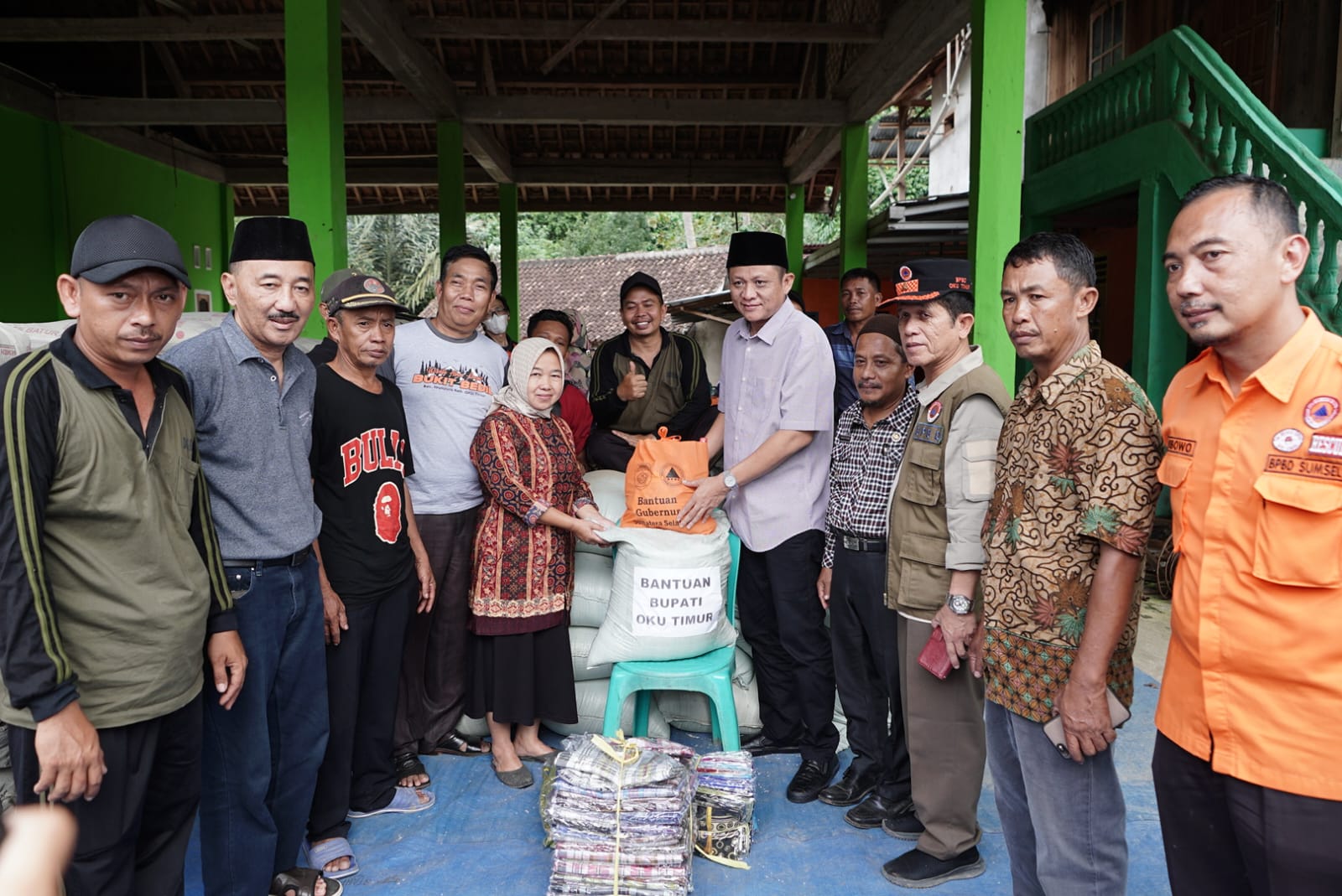 Peduli Korban Bencana Angin Puting Beliung di Mendah, Bupati Enos Terjun Langsung Berikan Bantuan