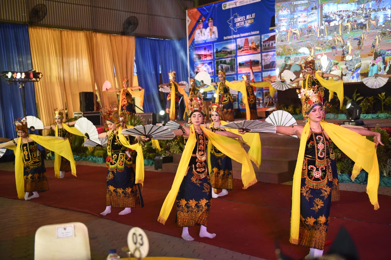 Herman Deru Kagum Dengan Parade Tari dan Kolosal yang Ditampilkan Ikawangi