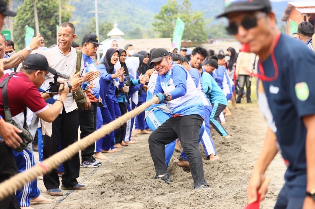 Lestarikan Kearifan Lokal, Herman Deru Buka Lomba Permainan Rekreasi Pelajar SMA se-OKU Selatan