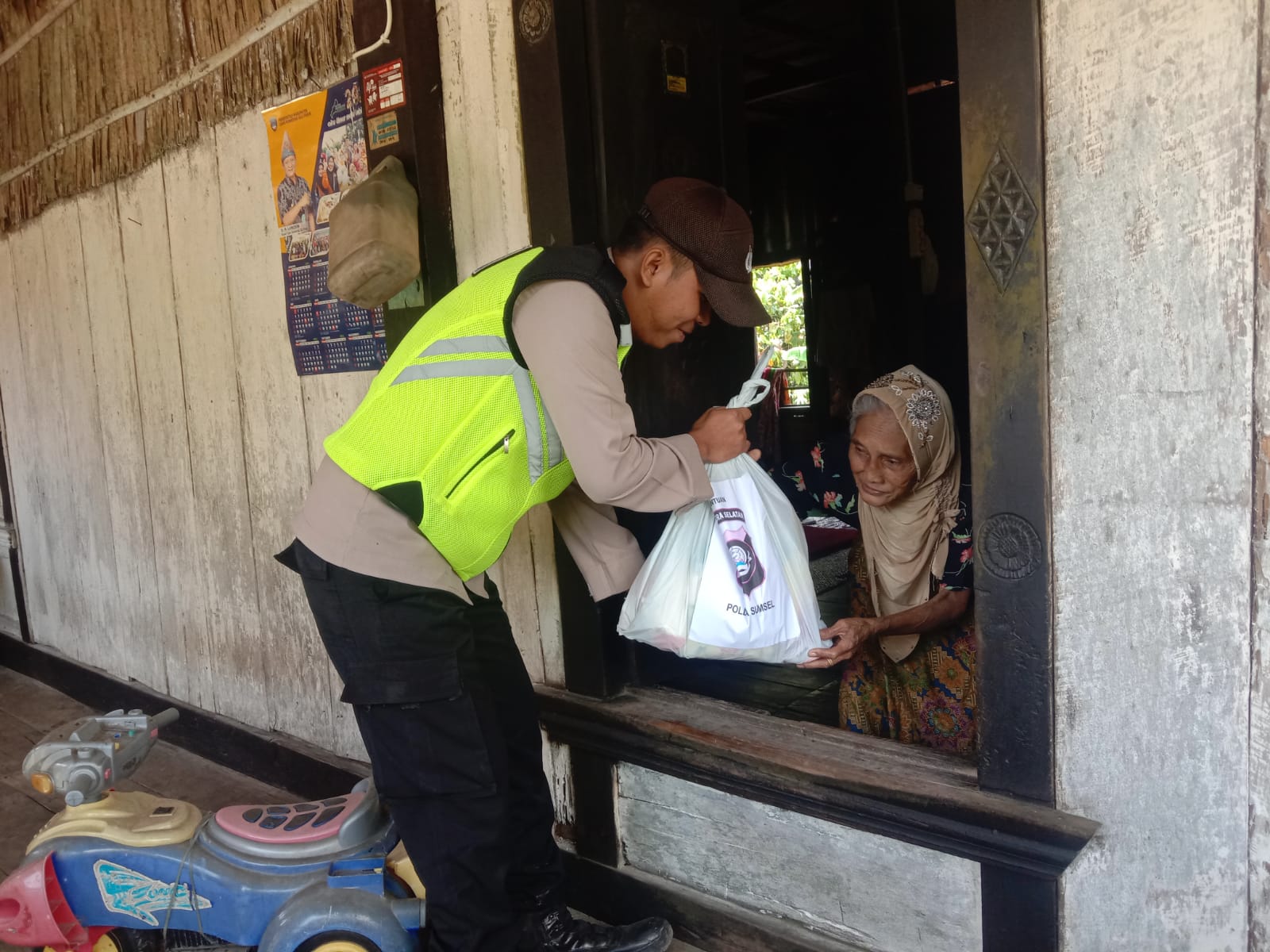 Polsek Cempaka Salurkan Bantuan Sembako dari Kapolda Sumsel Untuk Warga