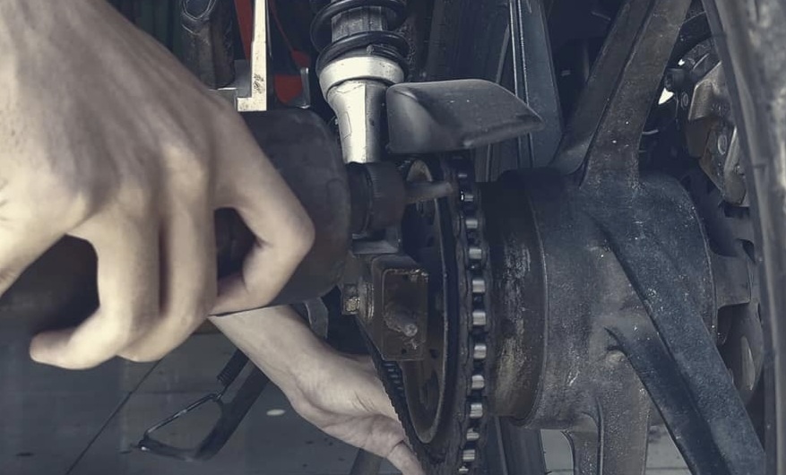 Jangan Dibuang! 5 Cara Memanfaatkan Oli Bekas dengan Benar