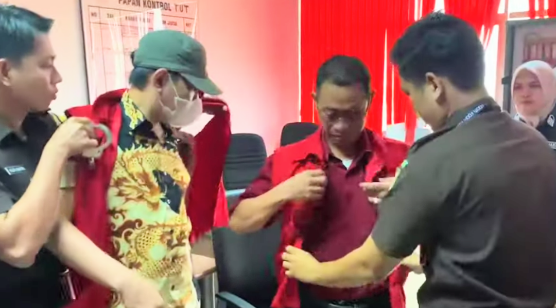 Kejati Sumsel Serahkan 2 Tersangka Dugaan Kasus Korupsi Dinas PMD Muba Ke Rutan