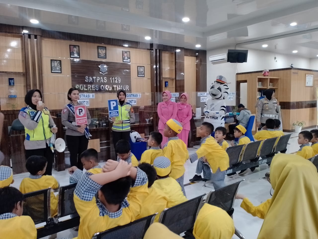 Anak SD Studi Tour ke Polres, Satlantas Kenalkan Tata Cara Berlalulintas