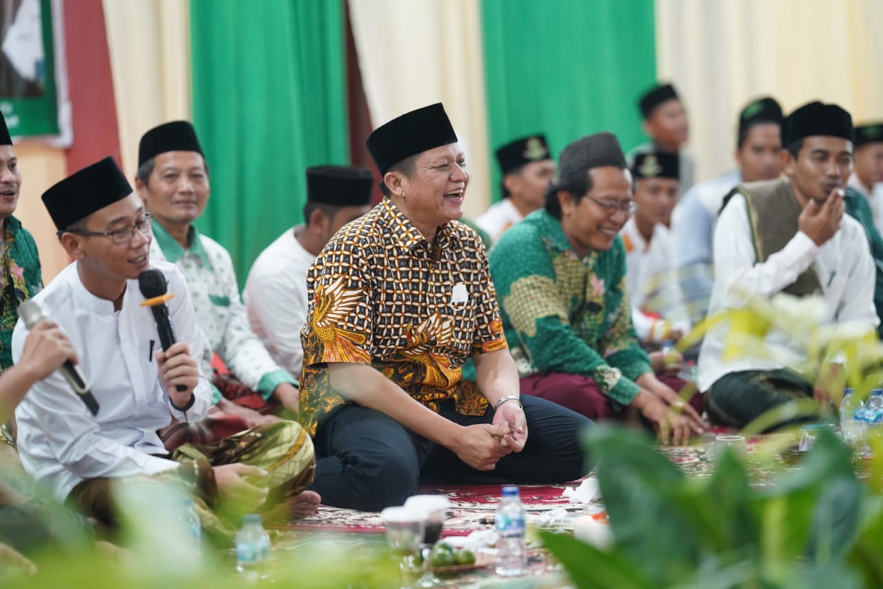 Ingin Ketemu Santri di Balai Rakyat, Bupati Enos Rela Tempuh 2 Jam Perjalanan: ‘Saya Bangga dengan Santri’