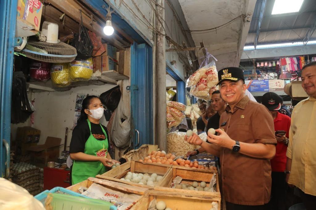 Hari Minggu, Pj Gubernur Sumsel Agus Fatoni Sidak Pasar dan Pelayanan Rumah Sakit