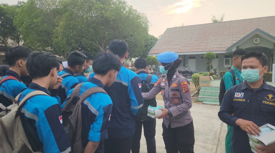 Cegah ISPA Akibat Asap Karhutla, Polres OKU Timur Bagikan Masker di SMKN 1 Martapura