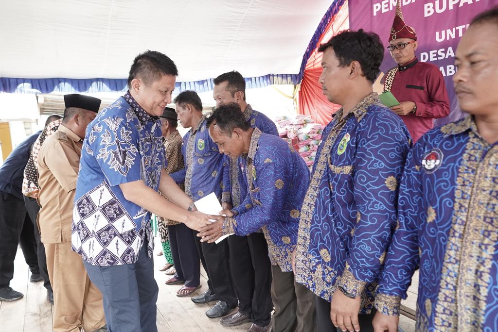 Bersama PT. Campang Tiga, Bupati Enos Bagikan 600 Sembako 