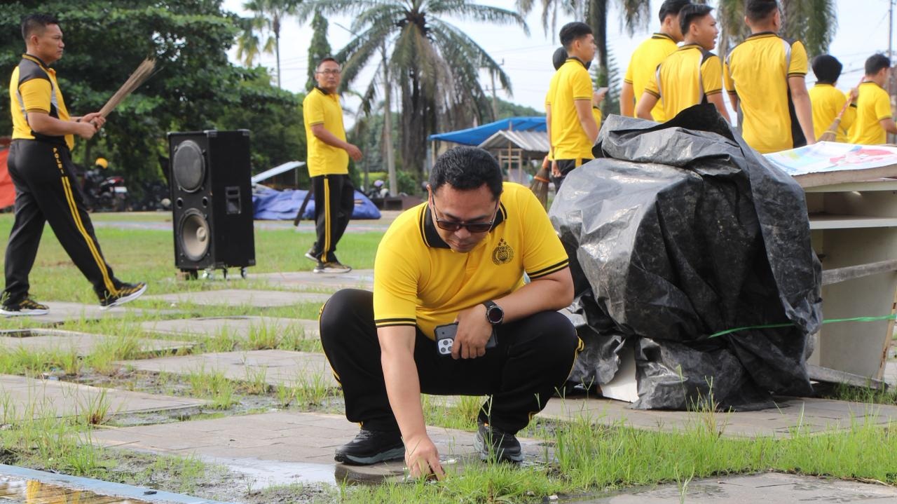 Personel Polres OKU Timur Laksanakan Kurvei Kebersihan Lingkungan
