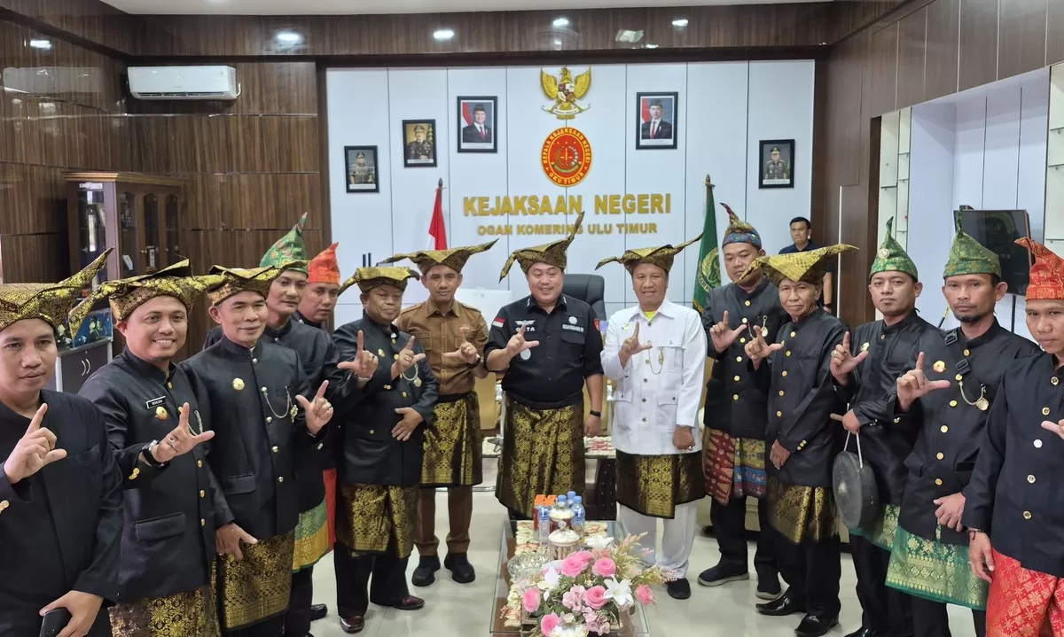 Makna Adat dan Penegakan Hukum, Kajari OKU Timur Terima Kepodang dari LPA