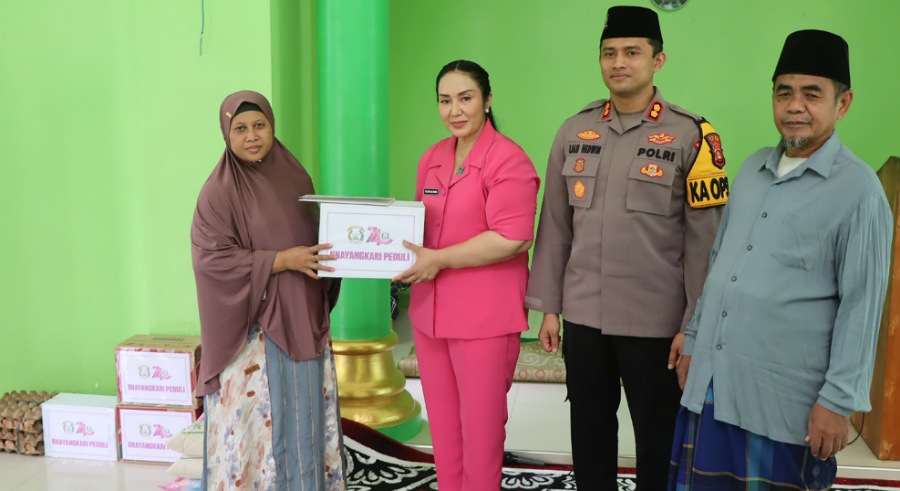 Bhayangkari Peduli, Santri Nurul Fatah Martapura Terima Santunan dan Paket Sembako