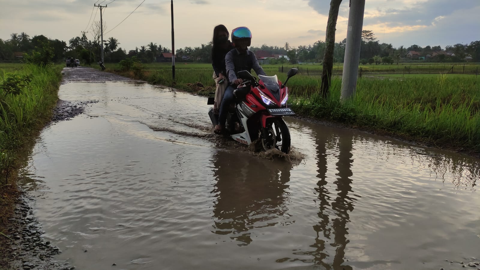 Waduh! Jalan Penghubung Rusak Parah, Mendesak Dilakukan Perbaikan!