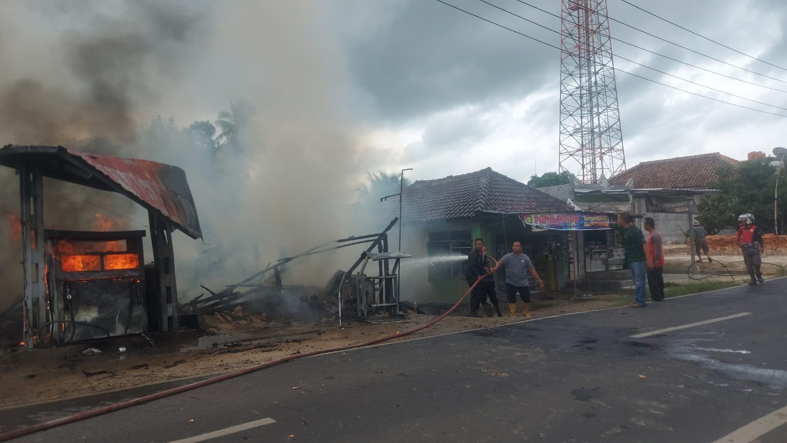 Petugas Maksimal Melakukan Pemadaman, Tunggu Listrik Padam Baru Penyiraman Api