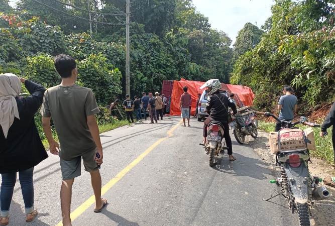 BREAKING NEWS: Fuso Terbalik Jalan Lintas Sumatera Lumpuh Total