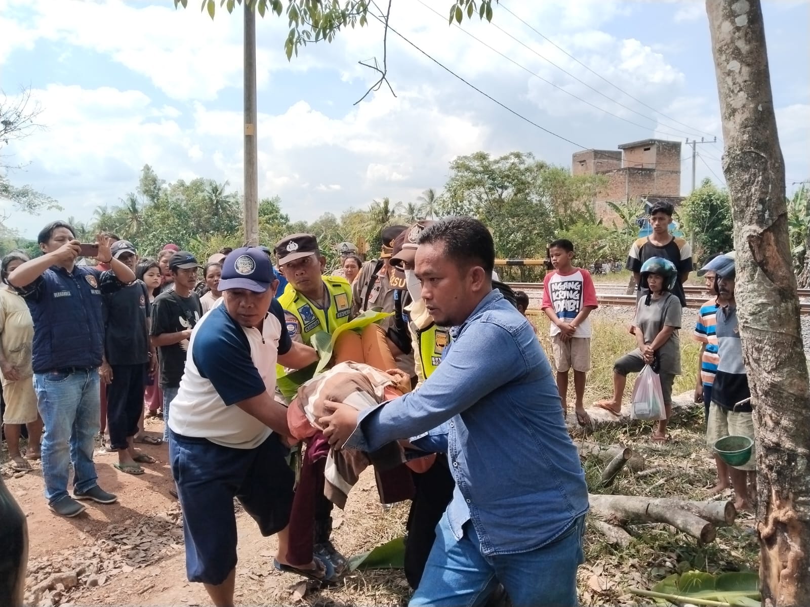 Disambar Kereta Api Penumpang, Pengendara Sepeda Motor Meregang Nyawa di TKP Perlintasan Tanpa Palang Pintu