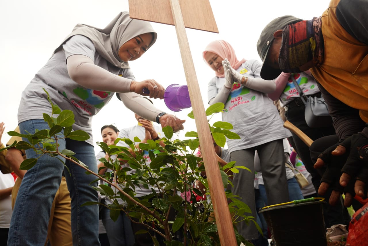 Peringati Hari Sejuta Pohon, Perwosi  Sumsel Gelar  Penanaman Pohon