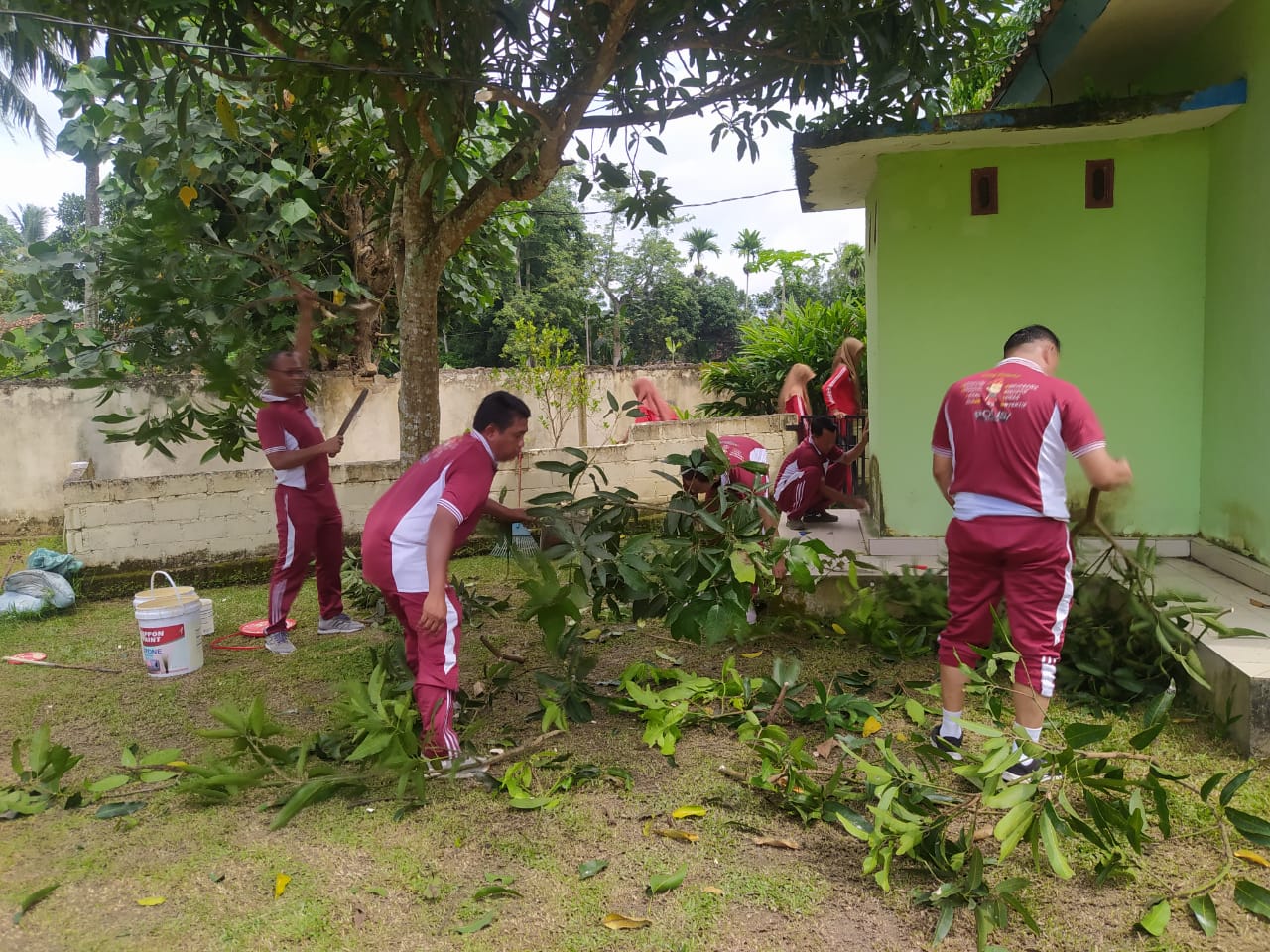 Bersihkan Lingkungan Musholla dan Mako Polsek Belitang II 