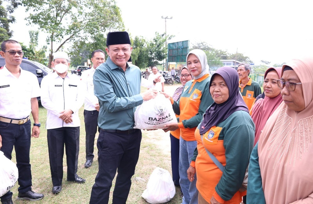 BAZNAS OKU Timur Salurkan 1.000 Paket Sembako Kepada Asnaf Fakir dan Kaum Dhuafa