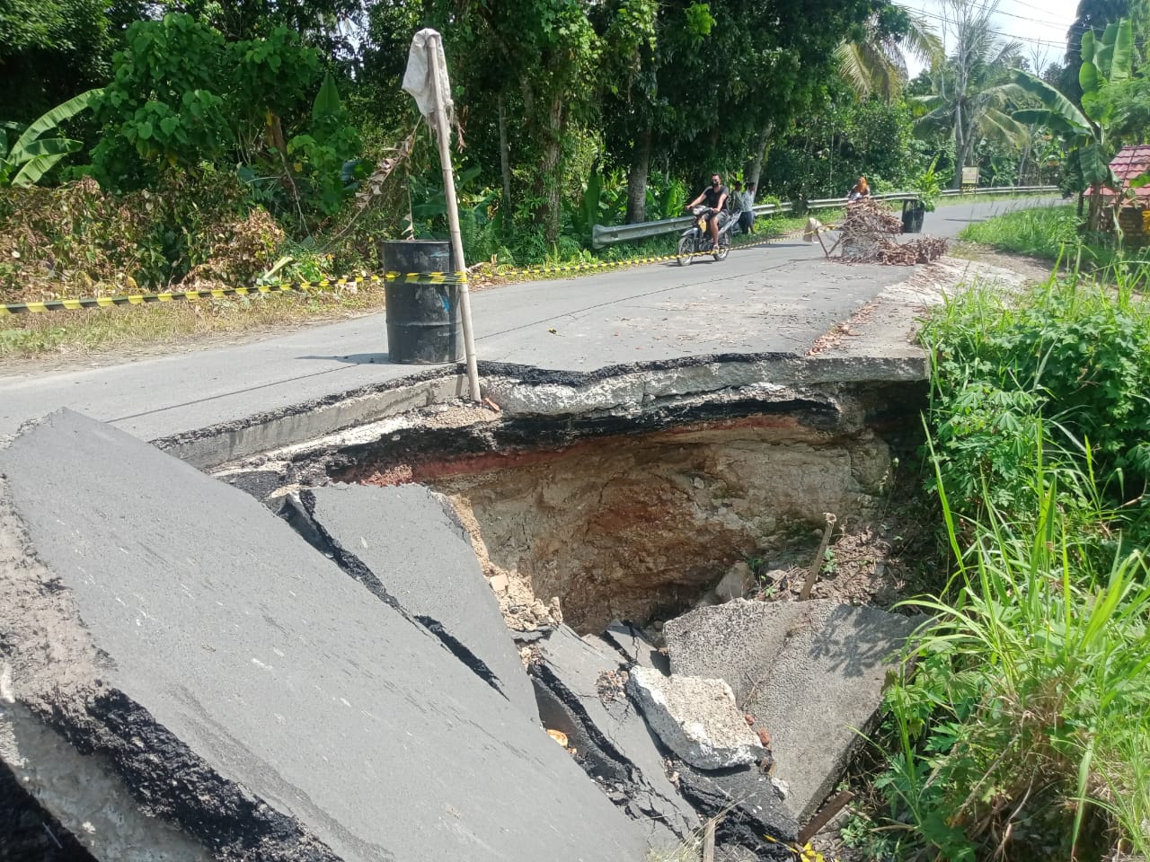 Hati-hati! Jalan Milik Provinsi di BP Peliung Nyaris Putus, Begini Kondisinya