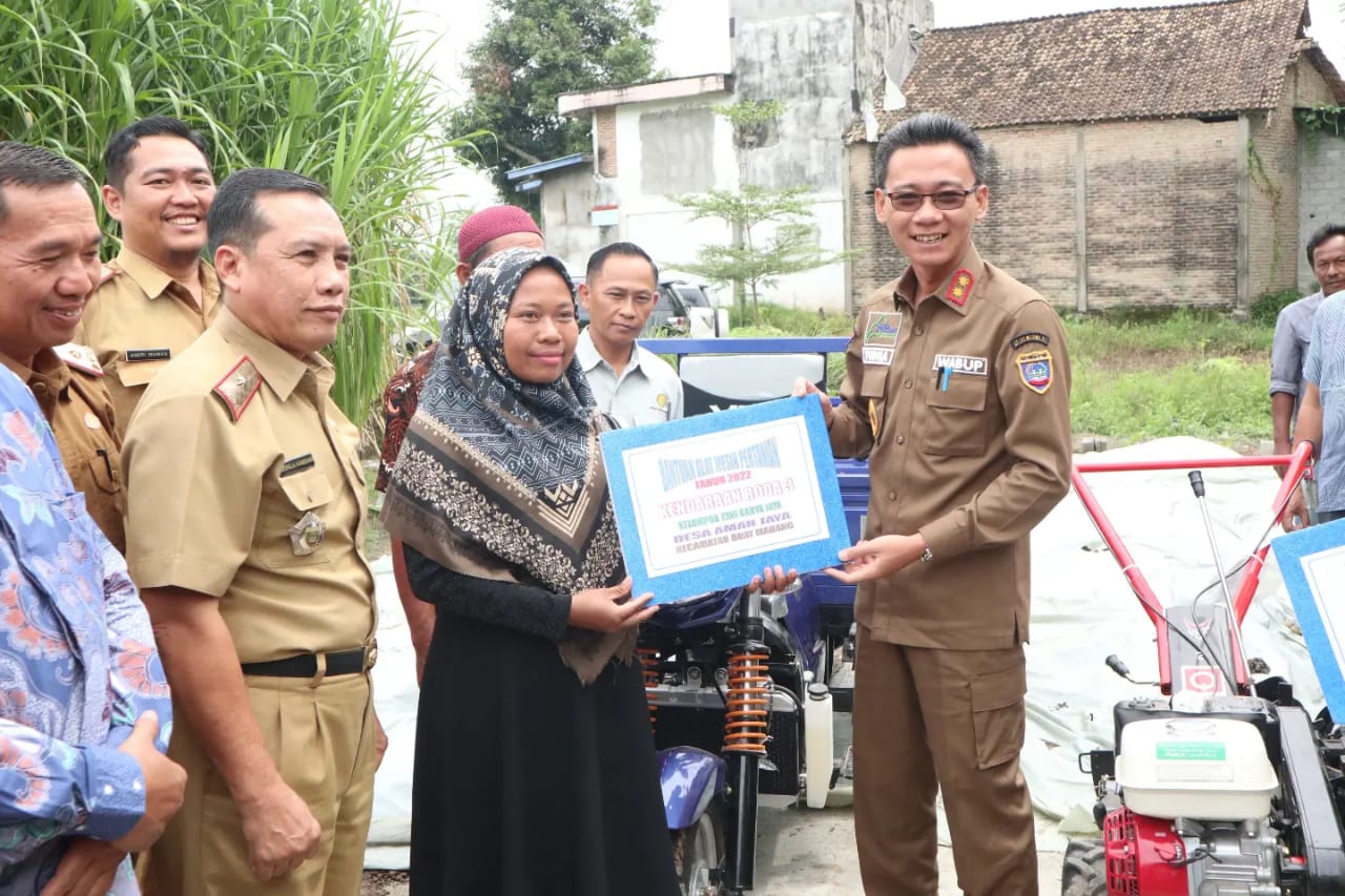 Wabub Yudha Beri Bantuan Sarana Pertanian Bagi Kelompok Tani