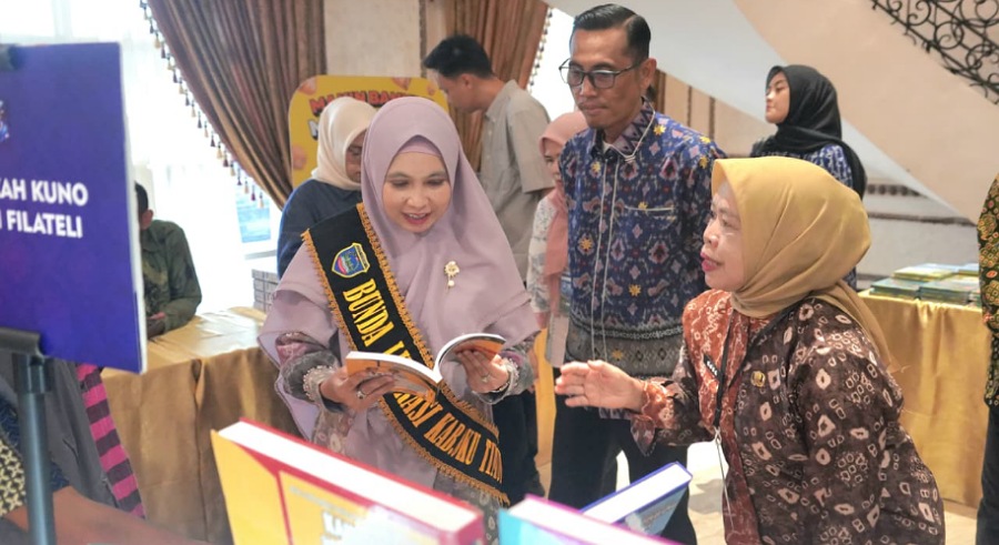 Bunda Literasi OKU Timur dr. Sheila Noberta Dorong Pojok Baca Desa Jadi Perpustakaan