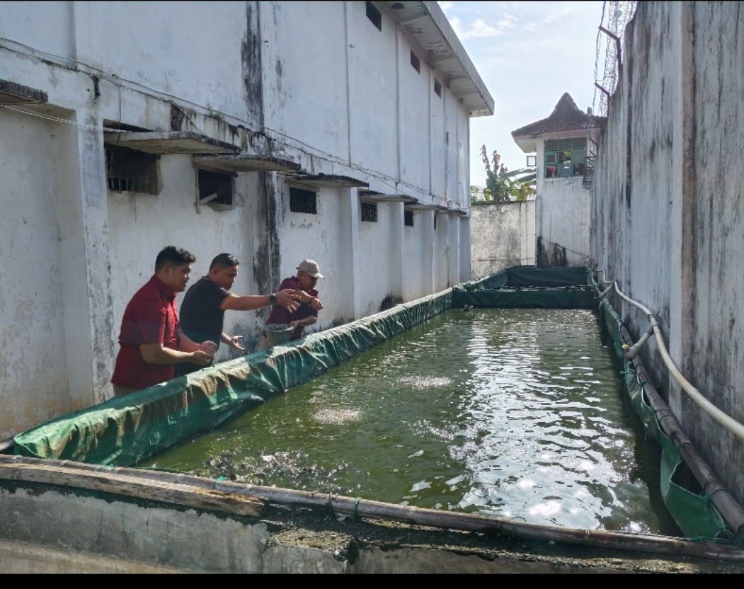 Dukung 13 Program Akselerasi, Kalapas Martapura Abas Ruchandar Tebar 5000 Benih Ikan