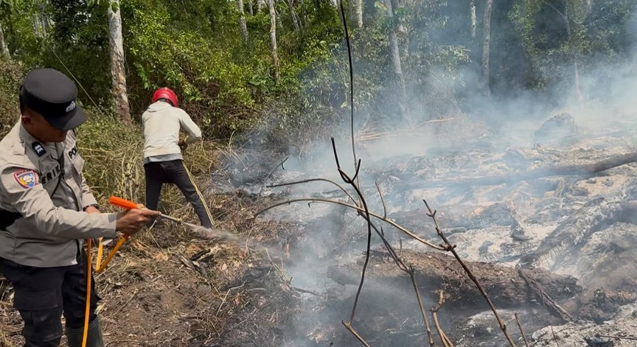 Polsek Belitang III dan Warga Padamkan Karhutla di Desa Nusa Jaya OKU Timur