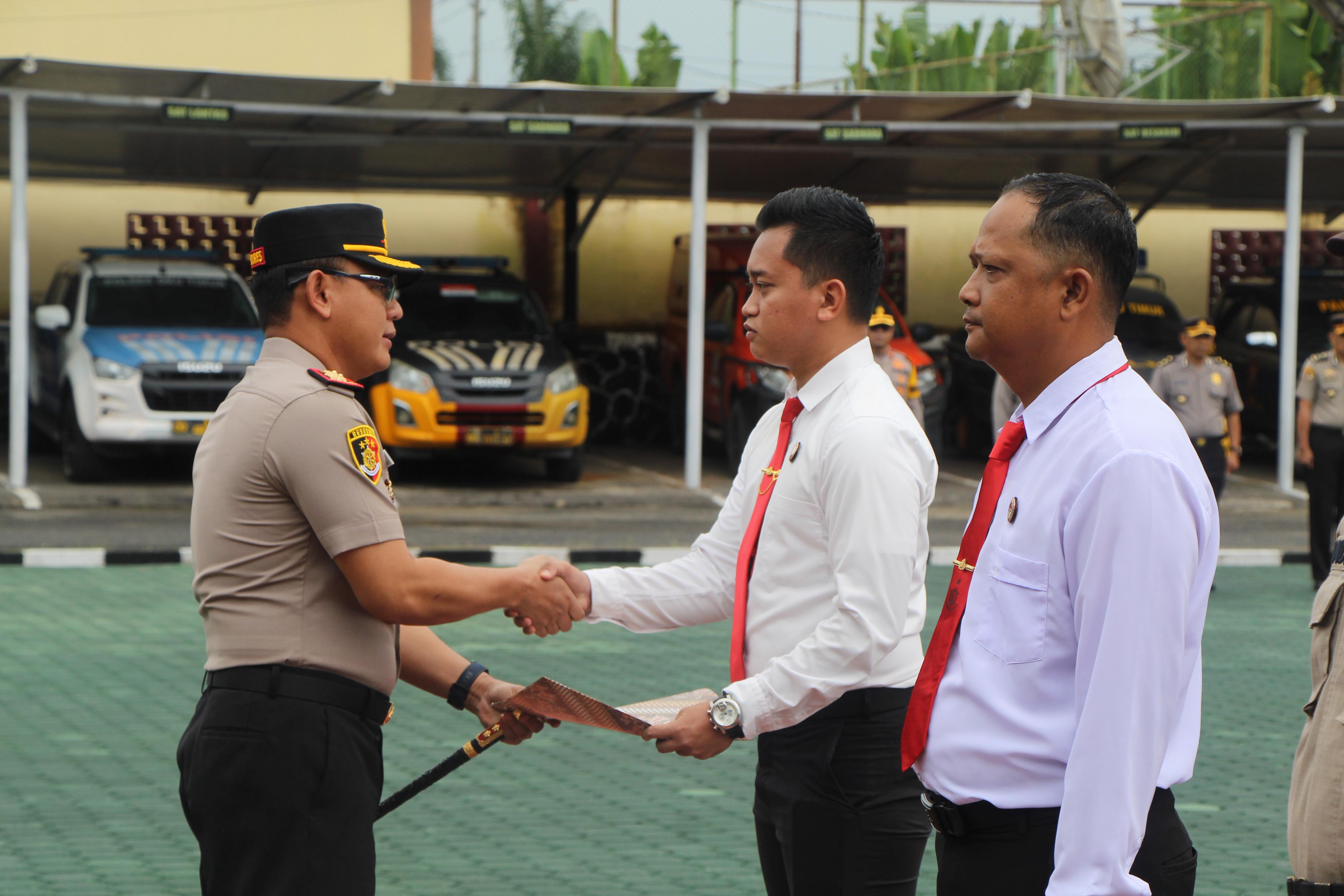 Ungkap Kasus Narkotika 2,5 KG, IPDA Farrel Jodi Rahmadi Terima Penghargaan Kapolres OKUT