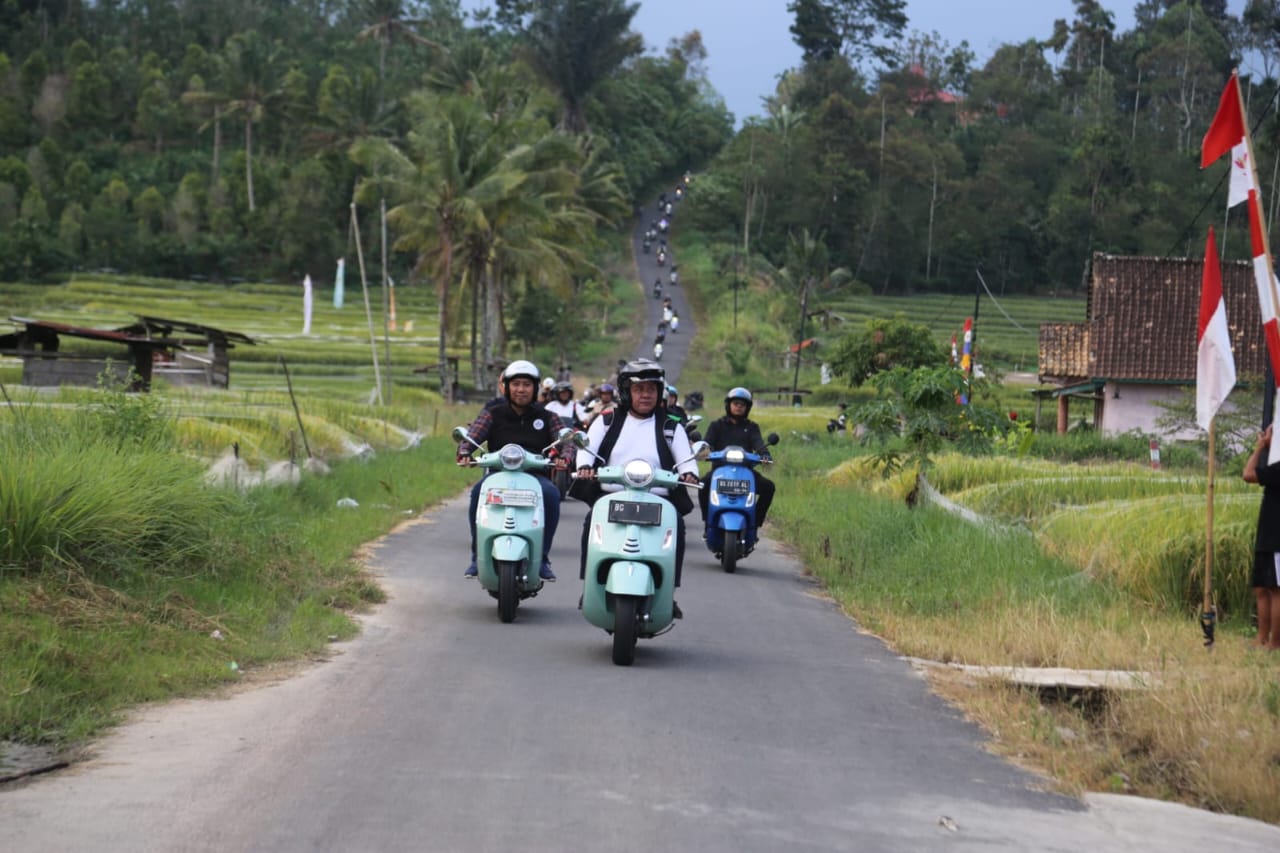 Mampir di Beberapa Tempat, Gubernur Sumsel Naik Vespa Rame-rame