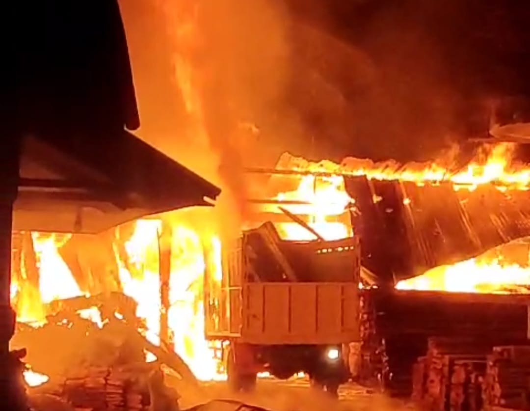 Depot Kayu Beserta 3 Unit Mobil di Air Paoh Terbakar, Pemiliknya Tak di Tempat