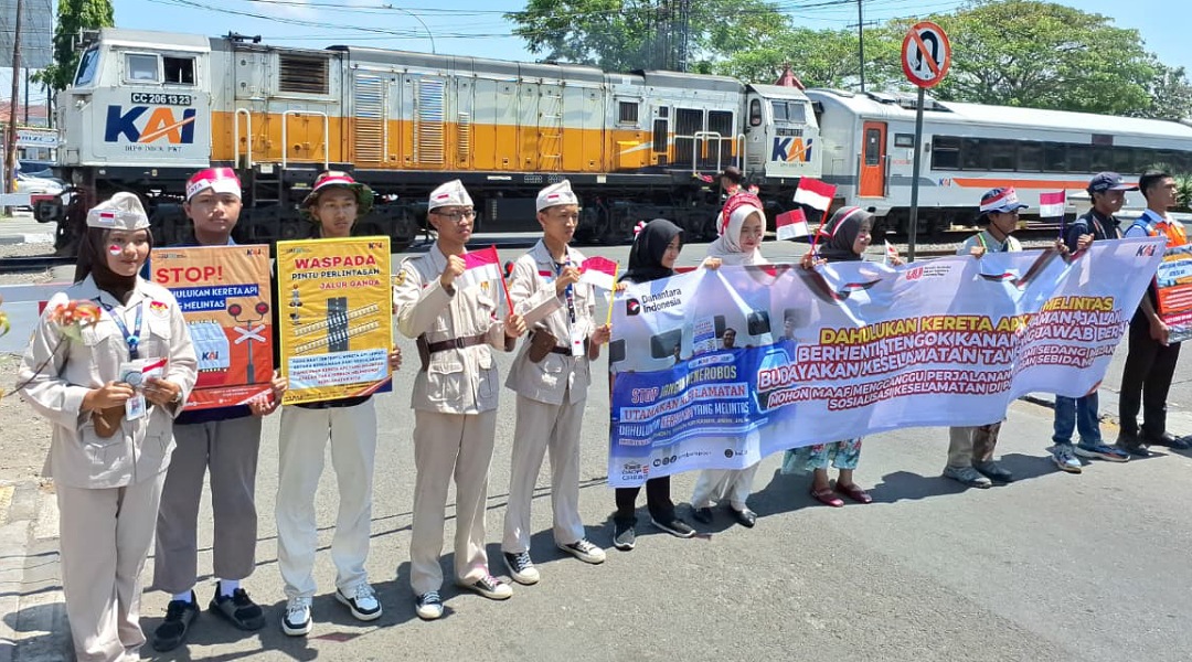HUT RI Ke-80: Wujudkan Jiwa Patriotisme, Sosialisasi Keselamatan di Perlintasan Kereta Api
